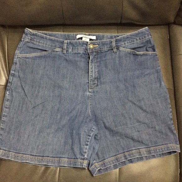 Croft and Barrow denim walking shorts ⭐️ - Picture 1 of 2